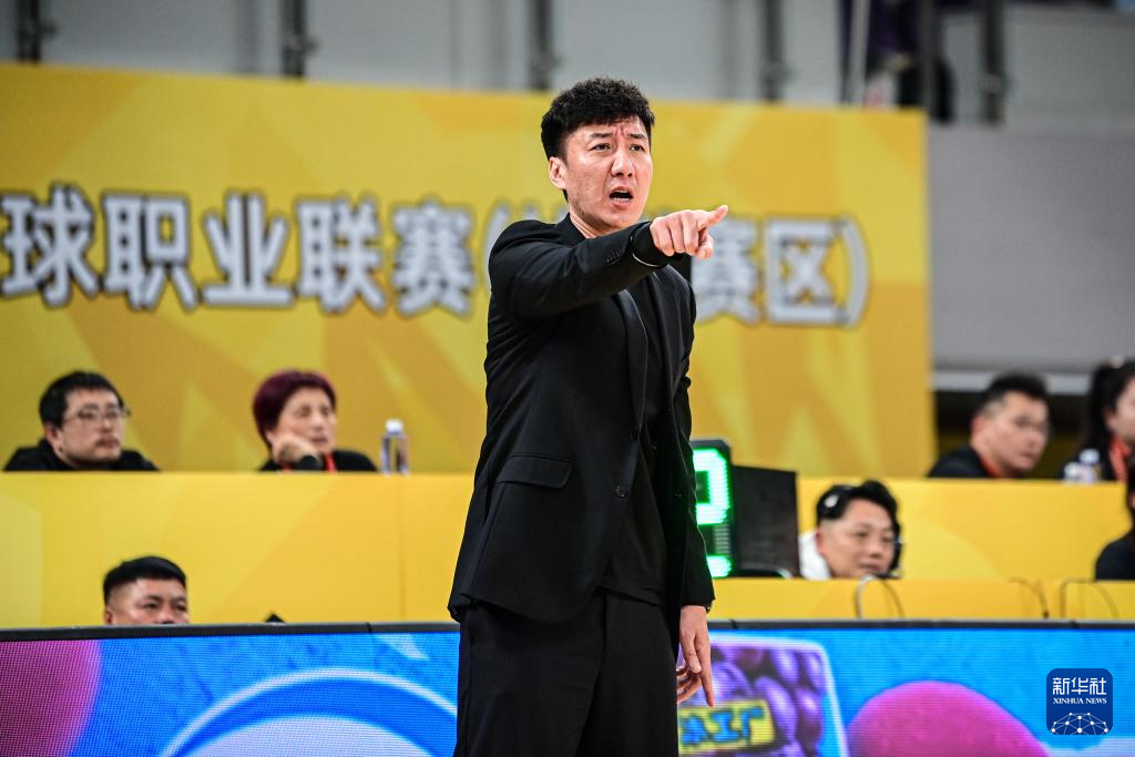乐鱼官网-下课主帅+1!韩硕辞任四川男篮主教练,本赛季至今无一胜绩